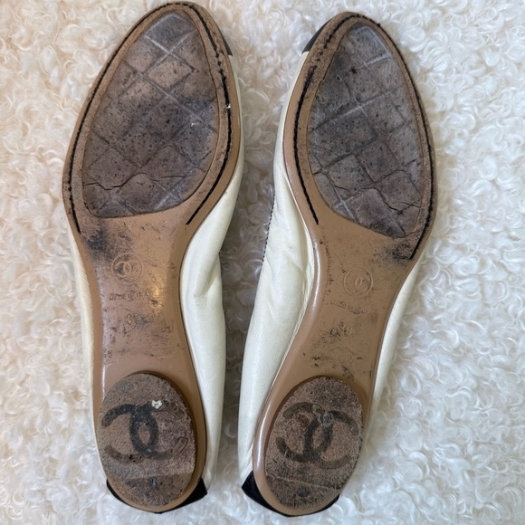 CHANEL White and Black Toe Cap and Heel Logo Ballet Flats 39 - Picture 10 of 11